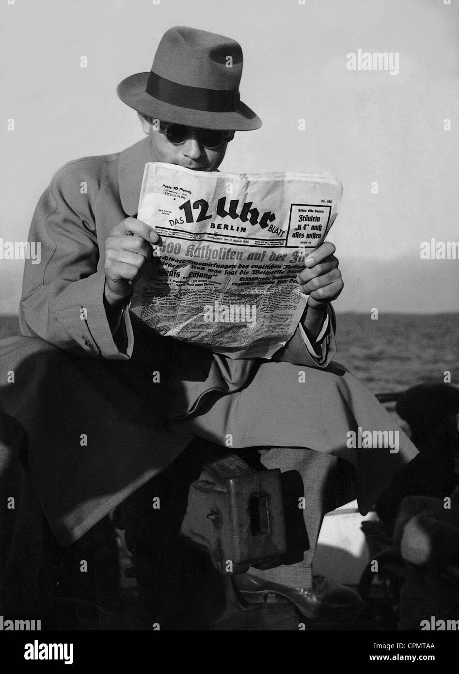 Mann liest Zeitung "12 Uhr Blatt" Stockfoto