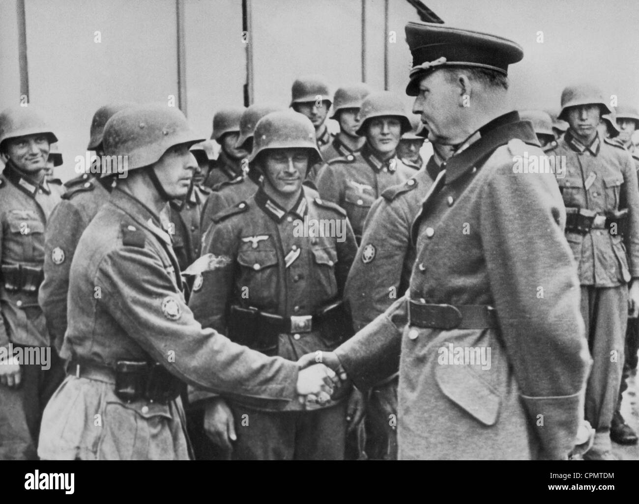 Wilhelm Liste im Gespräch mit Soldaten während des Feldzuges in Griechenland, 1941 Stockfoto