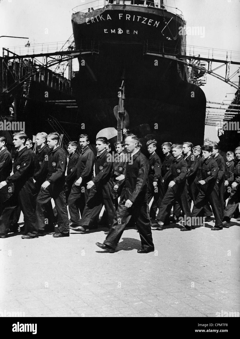 Lehrlinge auf dem Weg zur Arbeit in den Werften in Danzig, 1942 Stockfoto