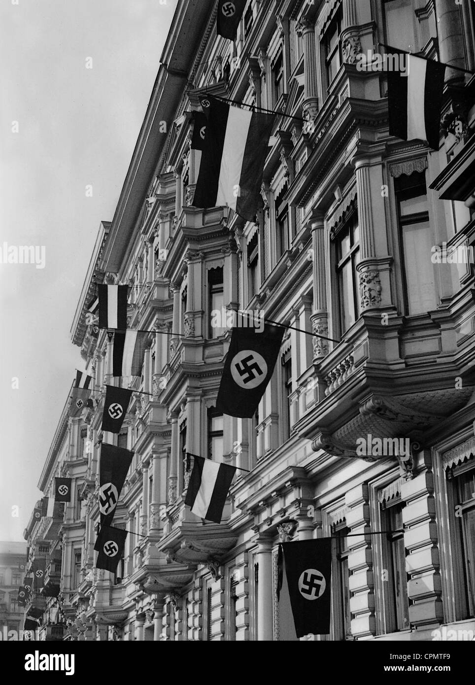 Berliner Häuser geschmückt mit Fahnen, 1935 Stockfoto