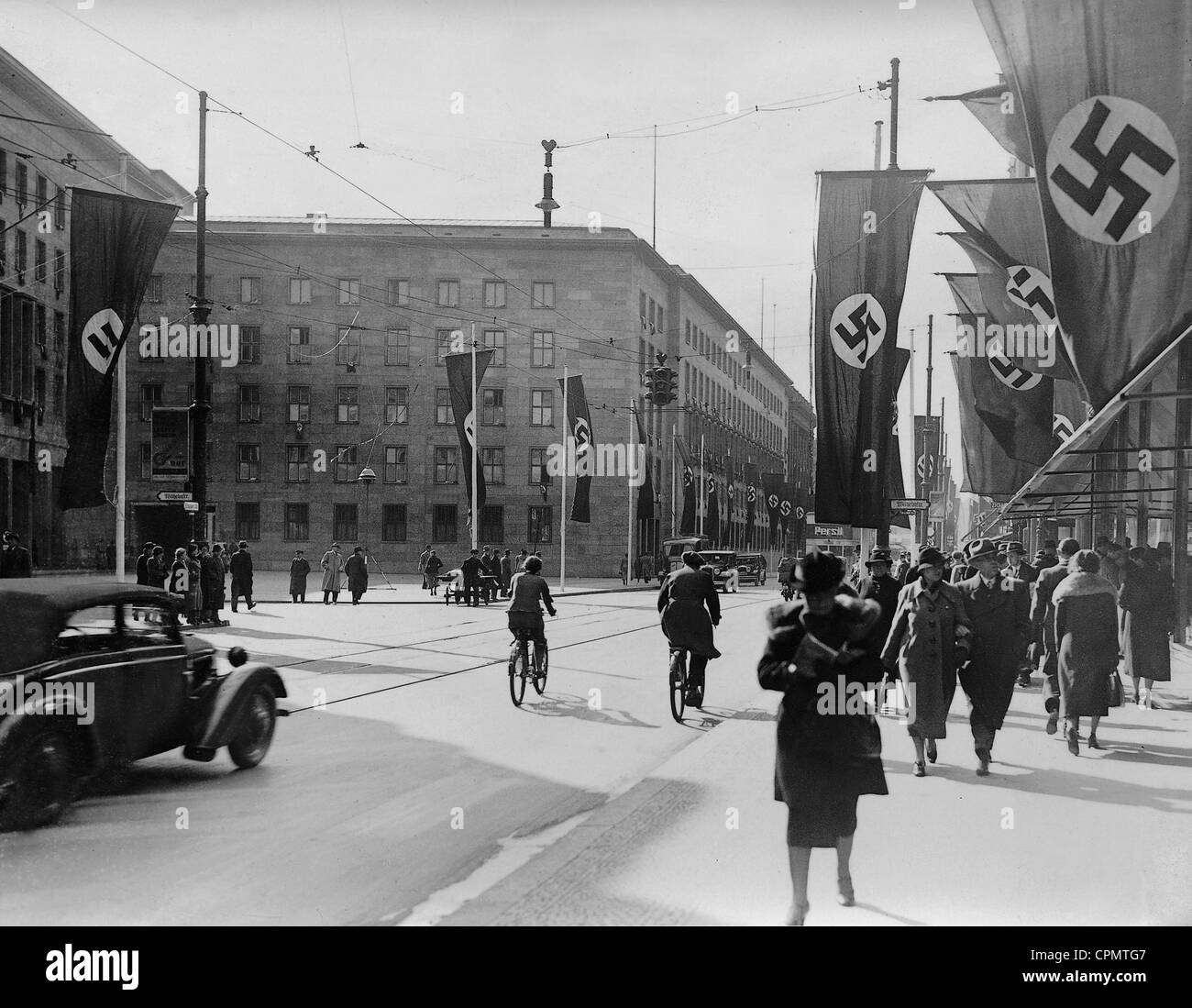 Leipziger Straße in Berlin, geschmückt mit Fahnen, 1937 Stockfoto