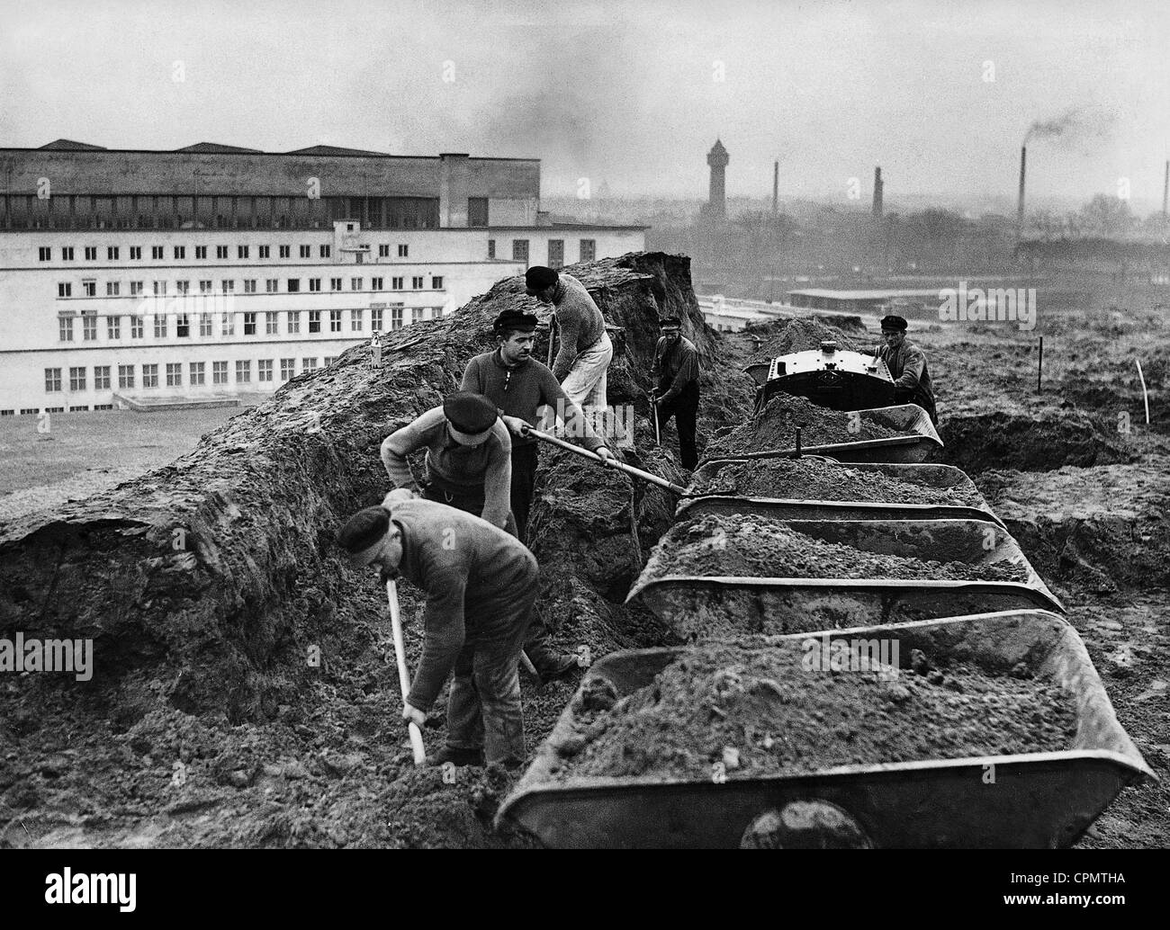 Arbeiter beim Bau eines dekorativen Gebäudekomplexes in Berlin, 1936 Stockfoto