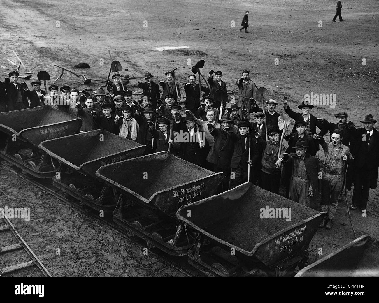 Arbeitnehmer, die an der Renovierung des Stadions Saarbrücken geben den Hitlergruß, 1935 Stockfoto