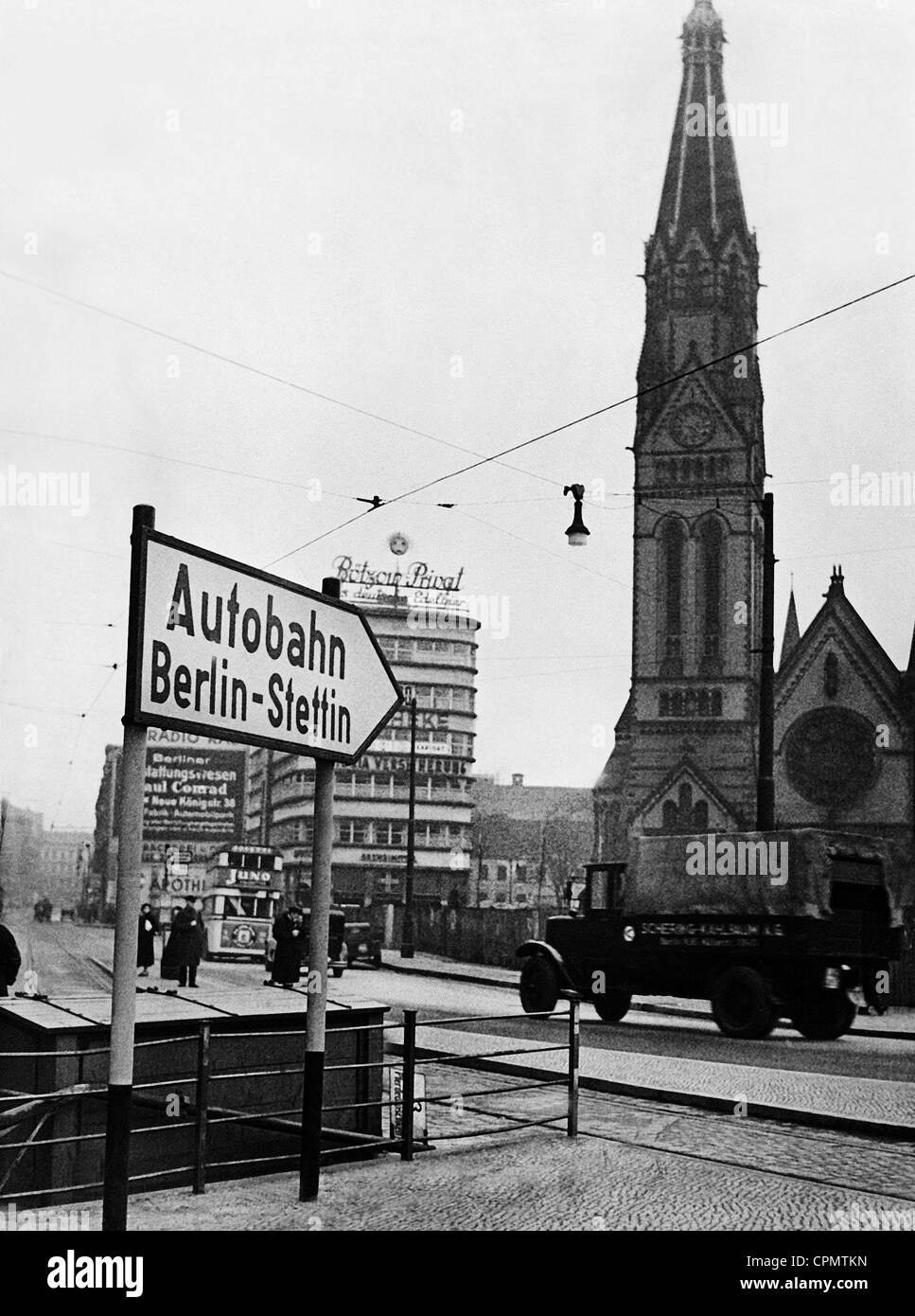 Autobahn-Schild auf dem Alexanderplatz, 1936 Stockfoto