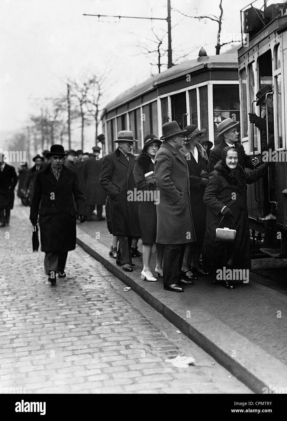 Passagiere an Bord eine Straßenbahn 1930 Stockfoto