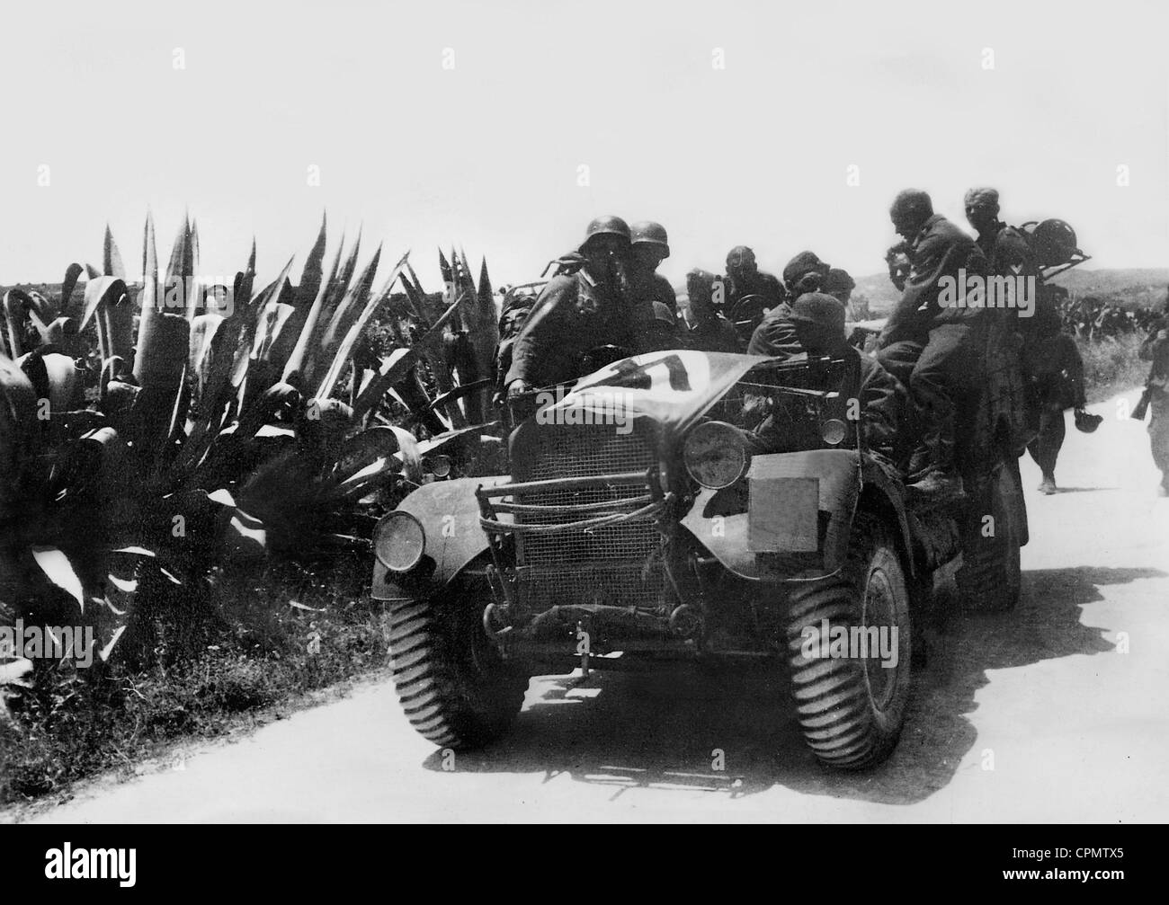 Deutsche Fallschirmjäger voraus auf Kreta 1941 Stockfoto