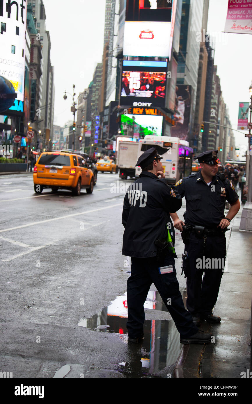 NYPD Polizei Offiziere in Times Square, New York City, Manhattan, patrouillieren in den Straßen auf der Suche nach Ärger Times square New York, Stockfoto