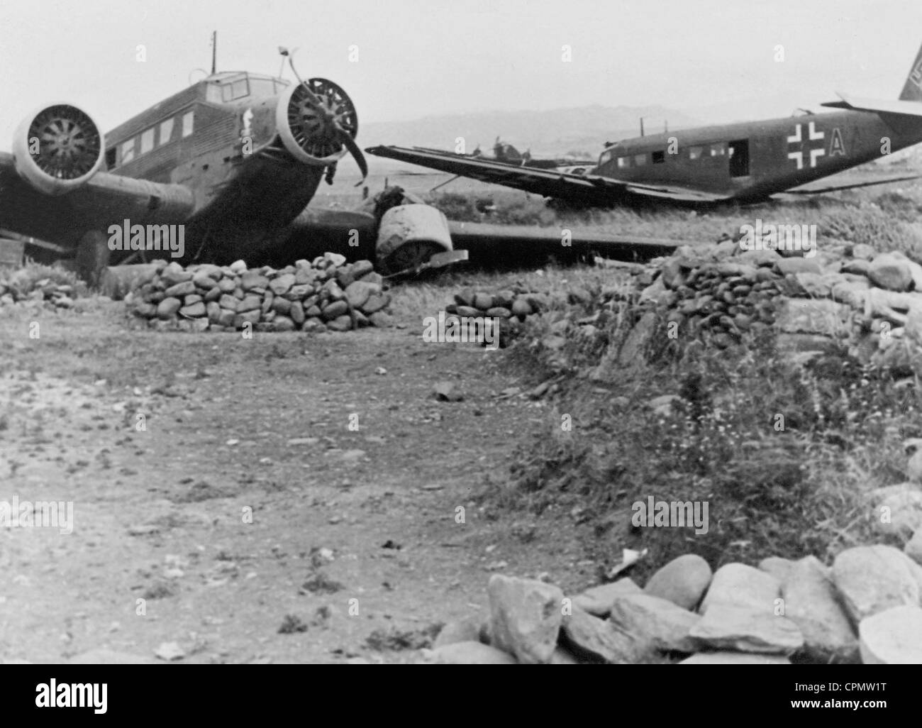 Deutsche Transport-Flugzeuge auf Kreta 1941 abgeschossen Stockfoto