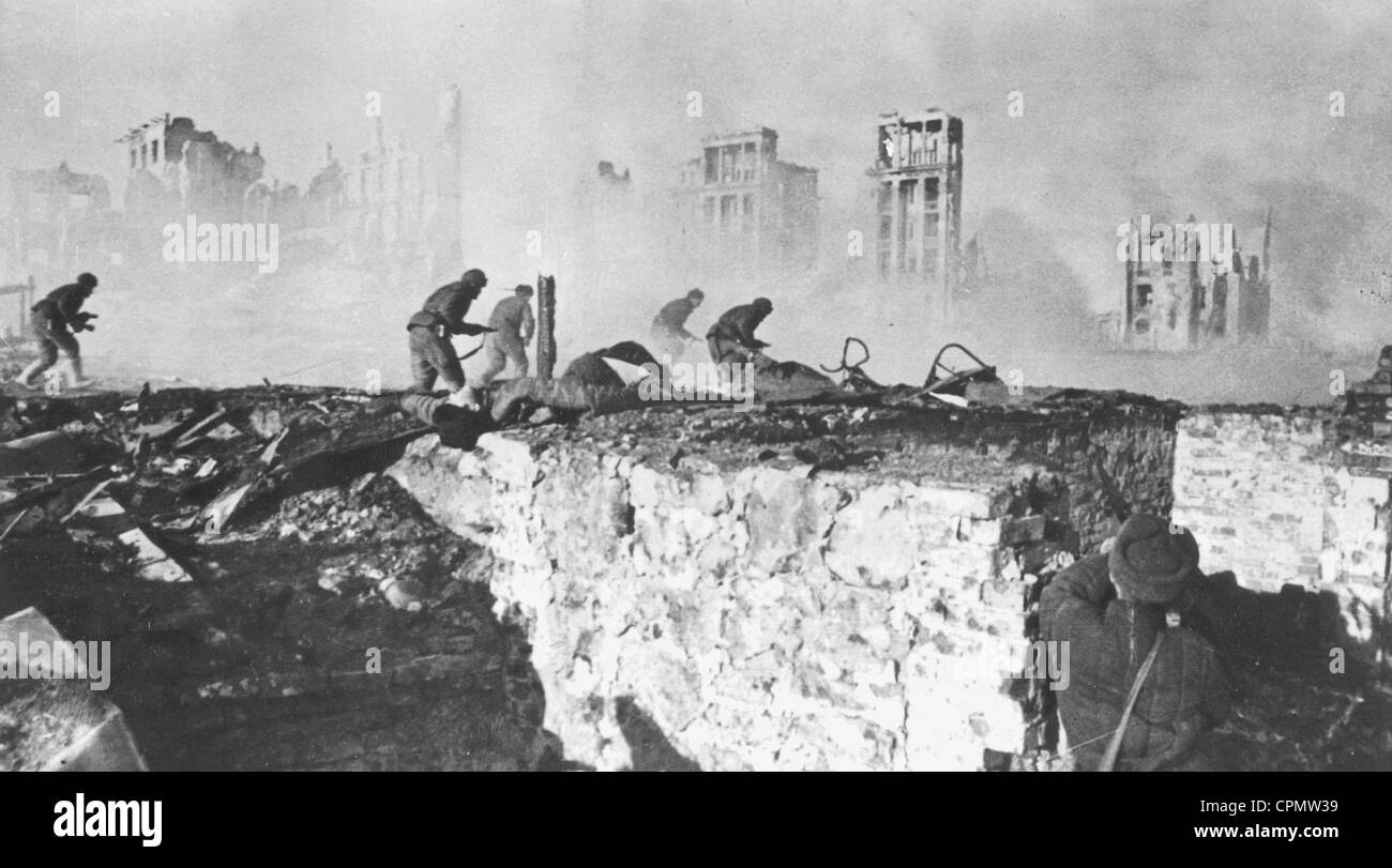 Russische Soldaten angreifen in Stalingrad, 1942/43 Stockfoto