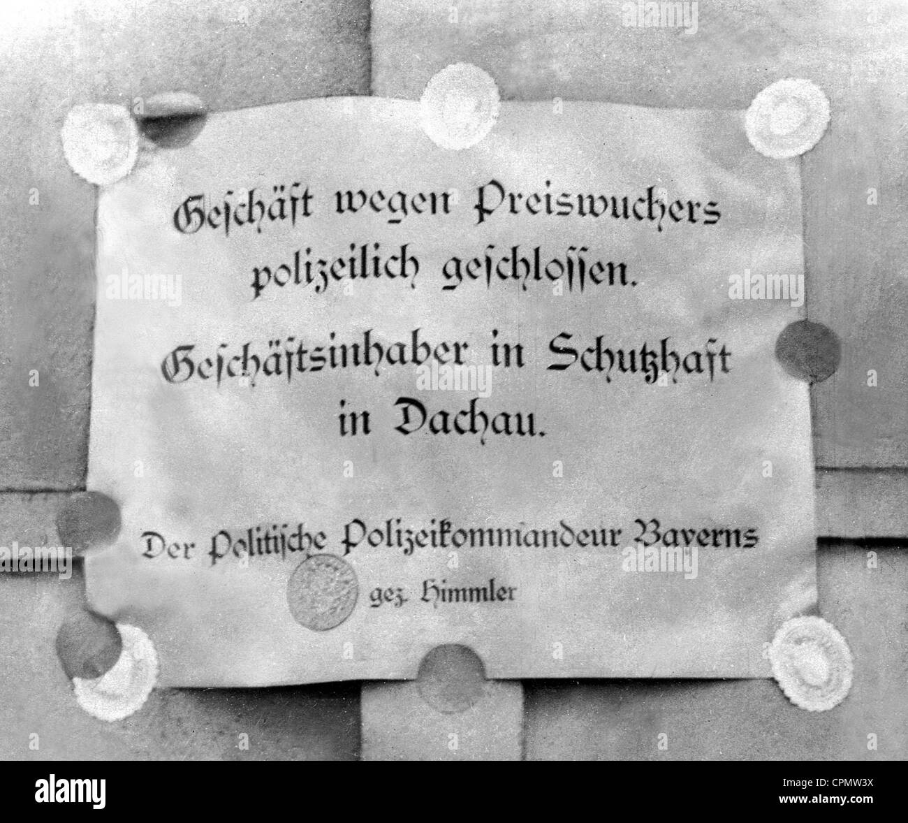 Öffentliche Bekanntmachung über die Schließung eines Unternehmens durch die Haft des Inhabers im KZ Dachau, Dachau Stockfoto