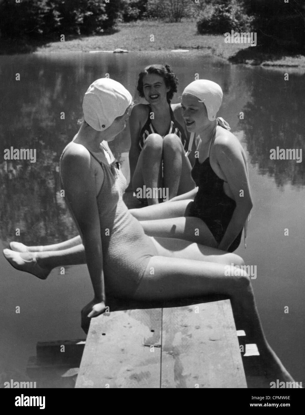 Frauen an einem See, 1938 Stockfoto