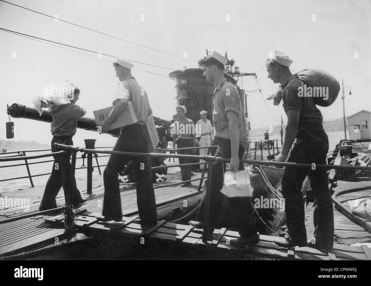 Amerikanische u-Boot-Besatzung gehen an Bord, 1941 Stockfoto