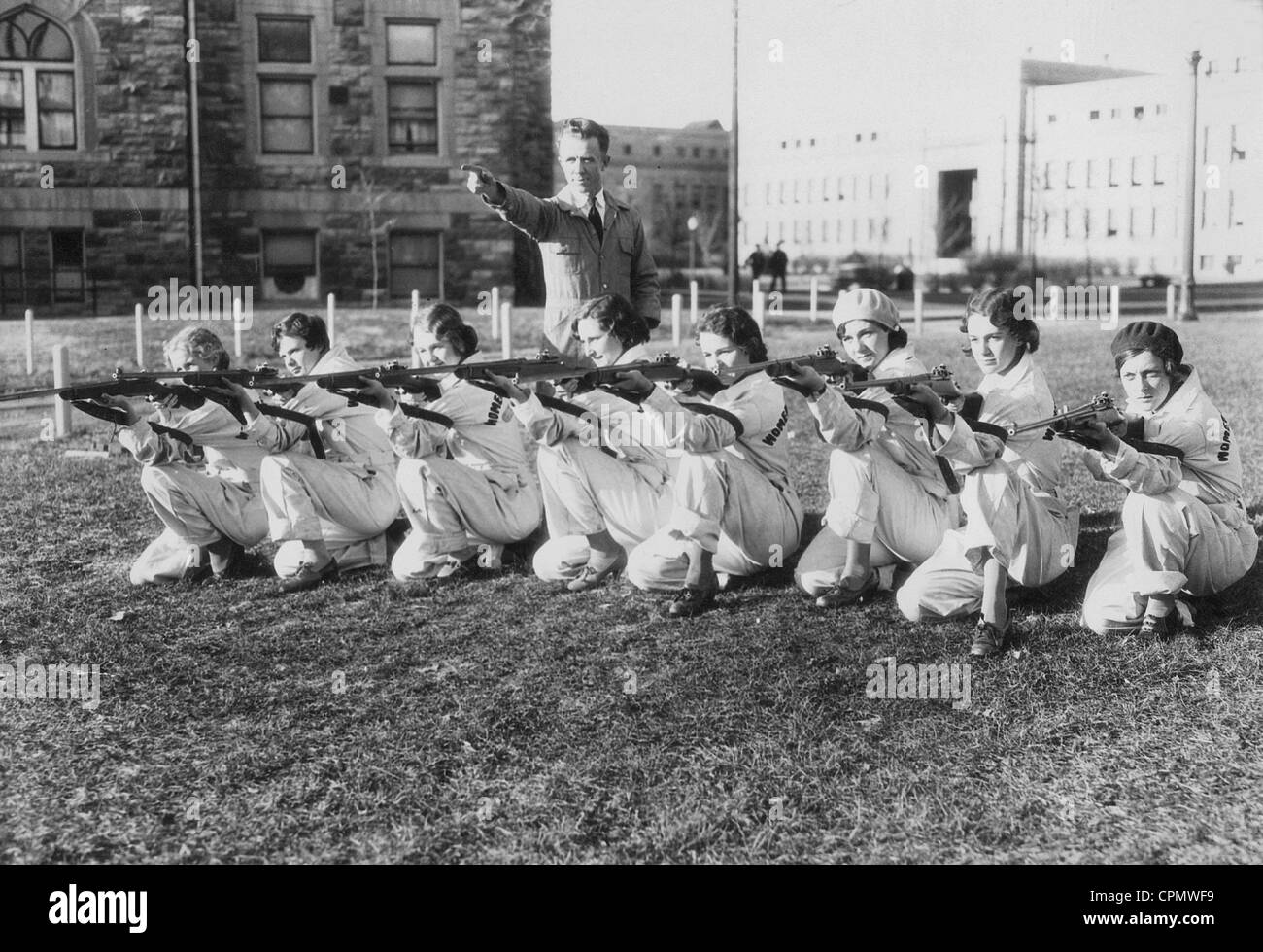 Amerikanische StudentInnen bei Schießübungen, 1931 Stockfoto