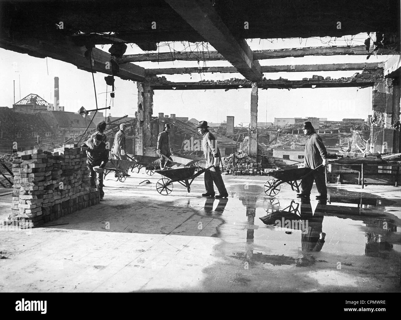 Entfernen Trümmer von einem Gebäude aus dem Scherl-Verlag in Berlin, 1944 Stockfoto