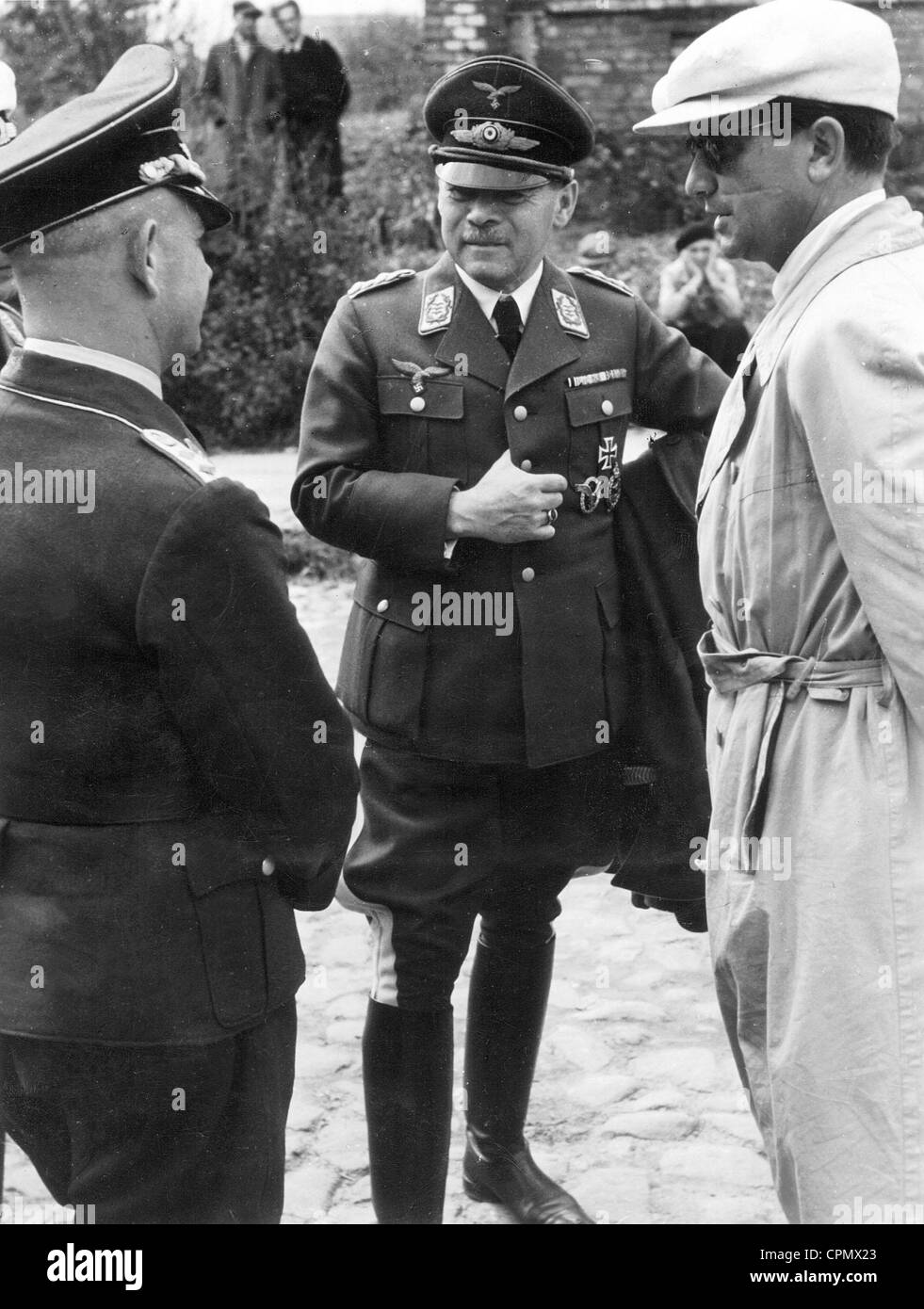 General Schweikhart mit Regisseur Hans Bertram, 1940 Stockfoto