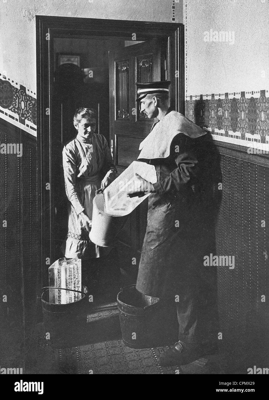 Lieferung von künstlichem Eis an einem Mehrfamilienhaus, 1914 Stockfoto
