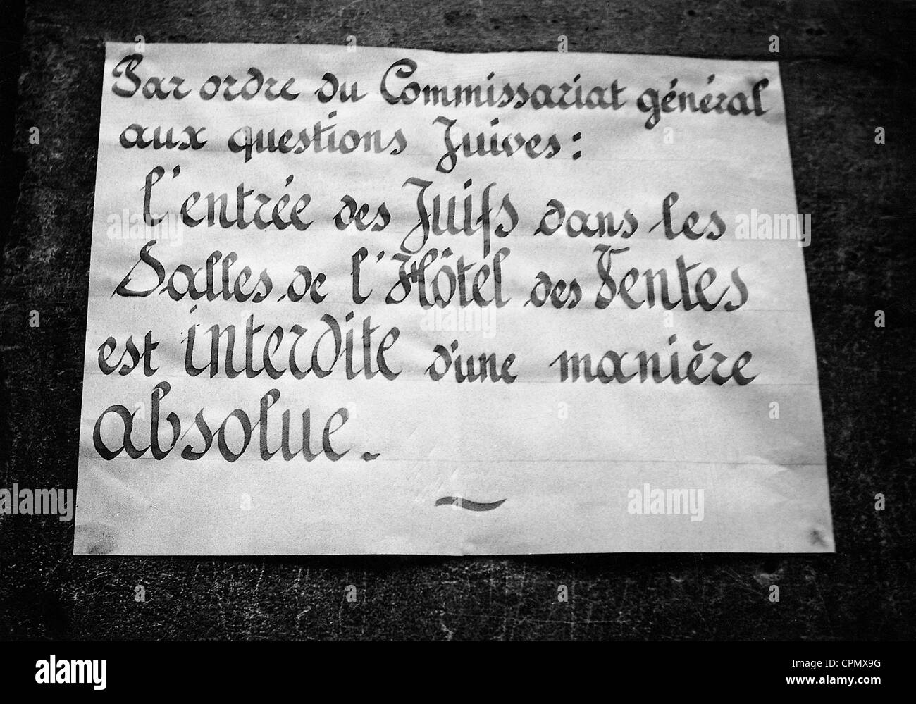 Anti-Semitic Ankündigung außerhalb eines Kaufhauses in Paris, 1941 (s/w Foto) Stockfoto