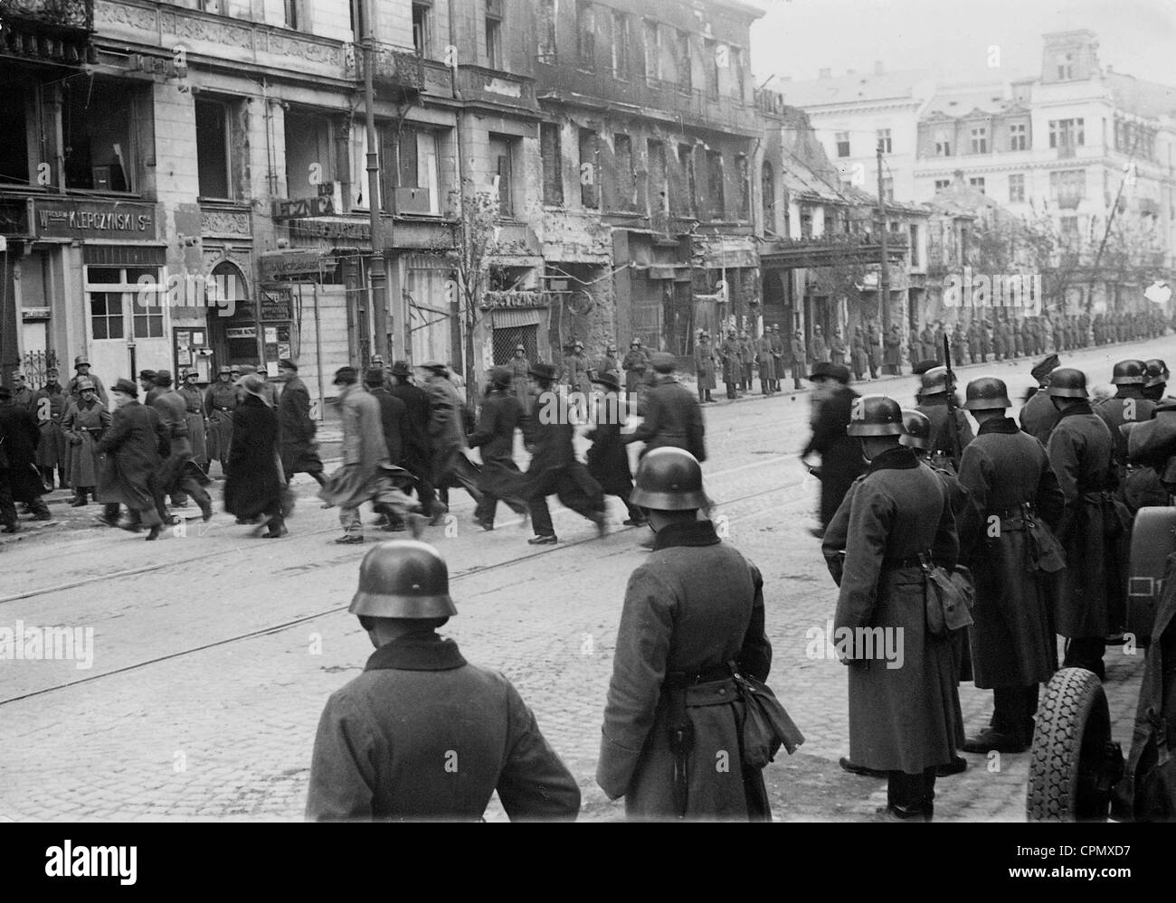 Soldaten der Streitkräfte und Juden in Warschau, 1939 Stockfoto