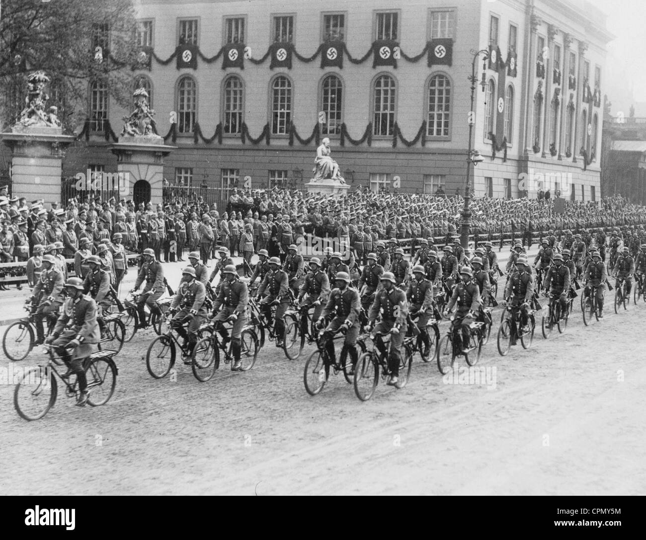 Parade der Aremd Kräfte zu Hitlers Geburtstag, 1935 Stockfoto