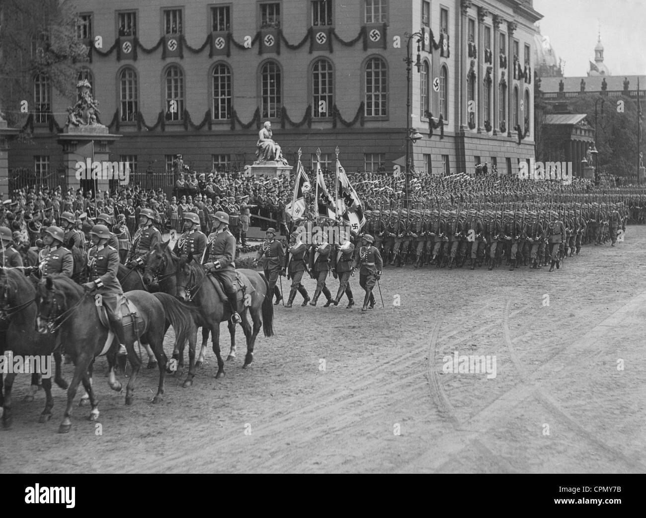 Streitkräfte parade zu Hitlers Geburtstag, 1938 Stockfoto