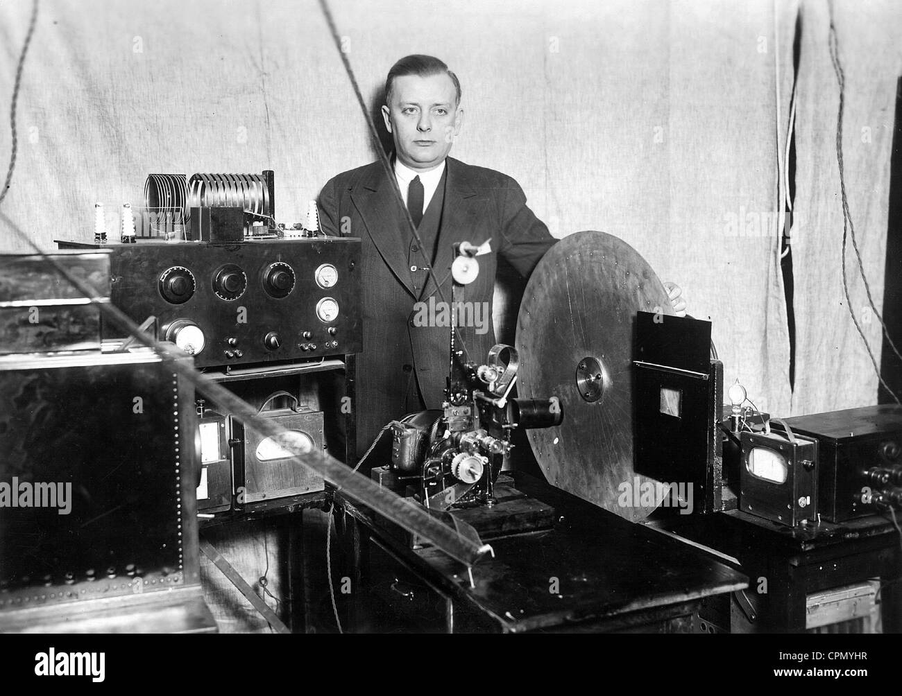 Ungarischer Elektroingenieur Denes von Mihaly mit seiner TV-Bau. Maschine produziert ein Bild 25 von 25 Zentimeter Stockfoto