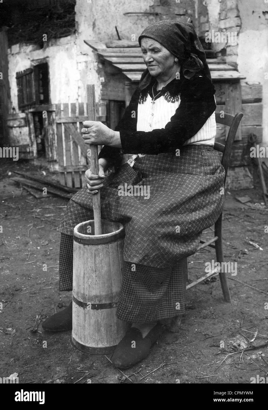 Bäuerin beim schmieren, 1936 Stockfoto