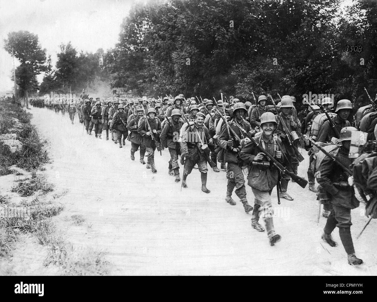 Deutsche Soldaten auf dem Marsch in Ruhestellung an der Front in der Nähe von Verdun, 1918 Stockfoto
