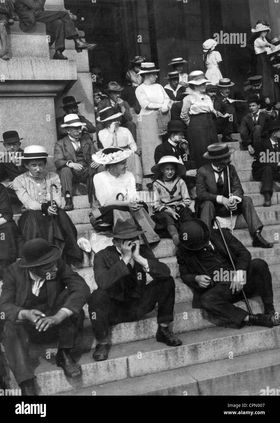 Berliner warten auf Nachrichten über die Mobilisierung, 1914 Stockfoto