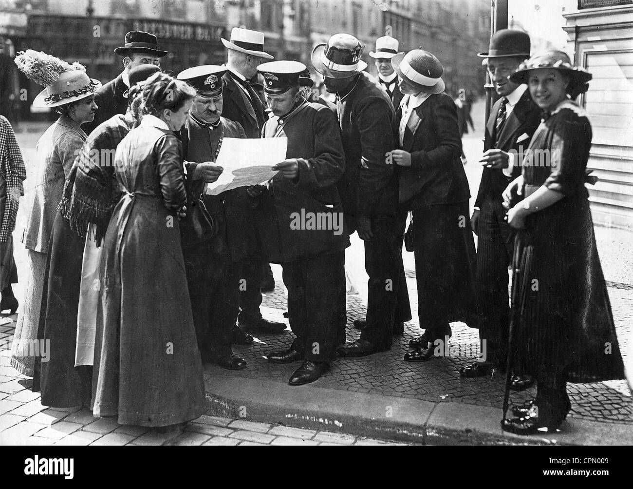 Berliner lesen in den Zeitungen die Nachricht von der Mobilmachung 1914 Stockfoto