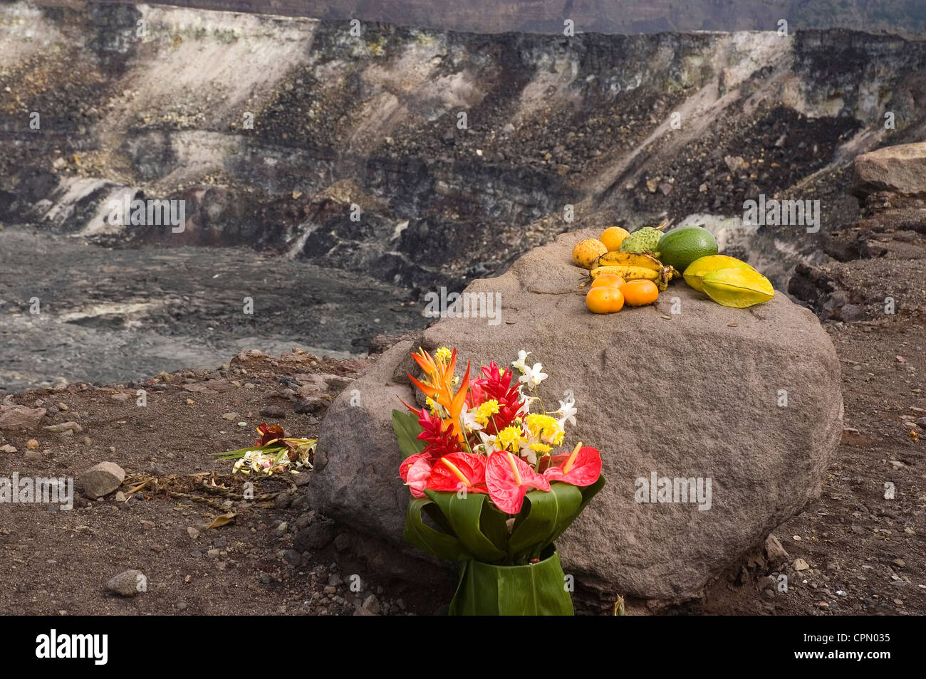 Elk284-2529 Hawaii HI Volcanoes NP Angebote von Früchten und Blumen zum Pele Göttin der Feuer Halemaʻumaʻu-Krater in Kilauea Caldera Stockfoto