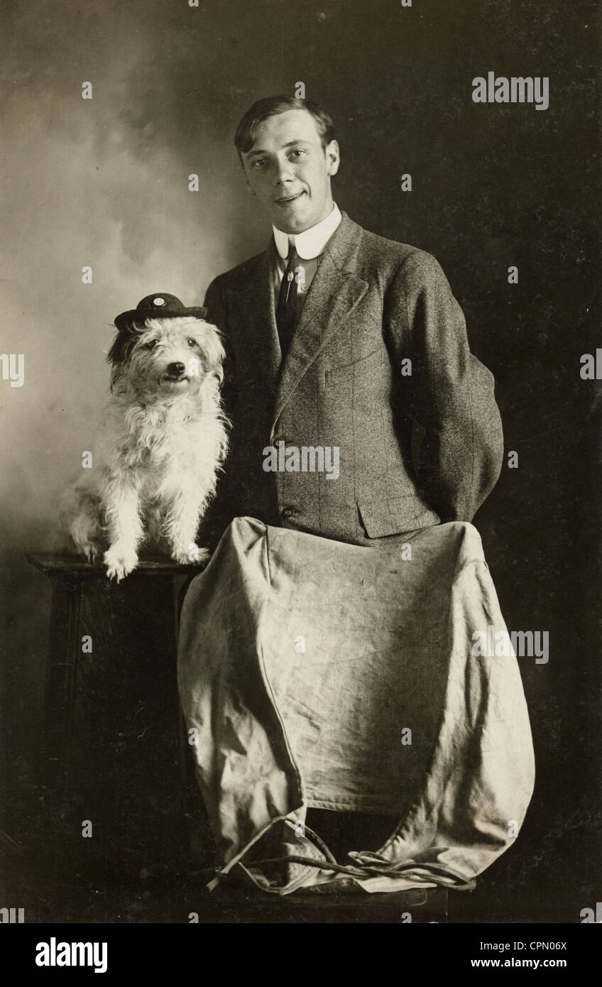Mann mit niedlichen kleinen weißen Hund trägt eine Mütze Stockfoto