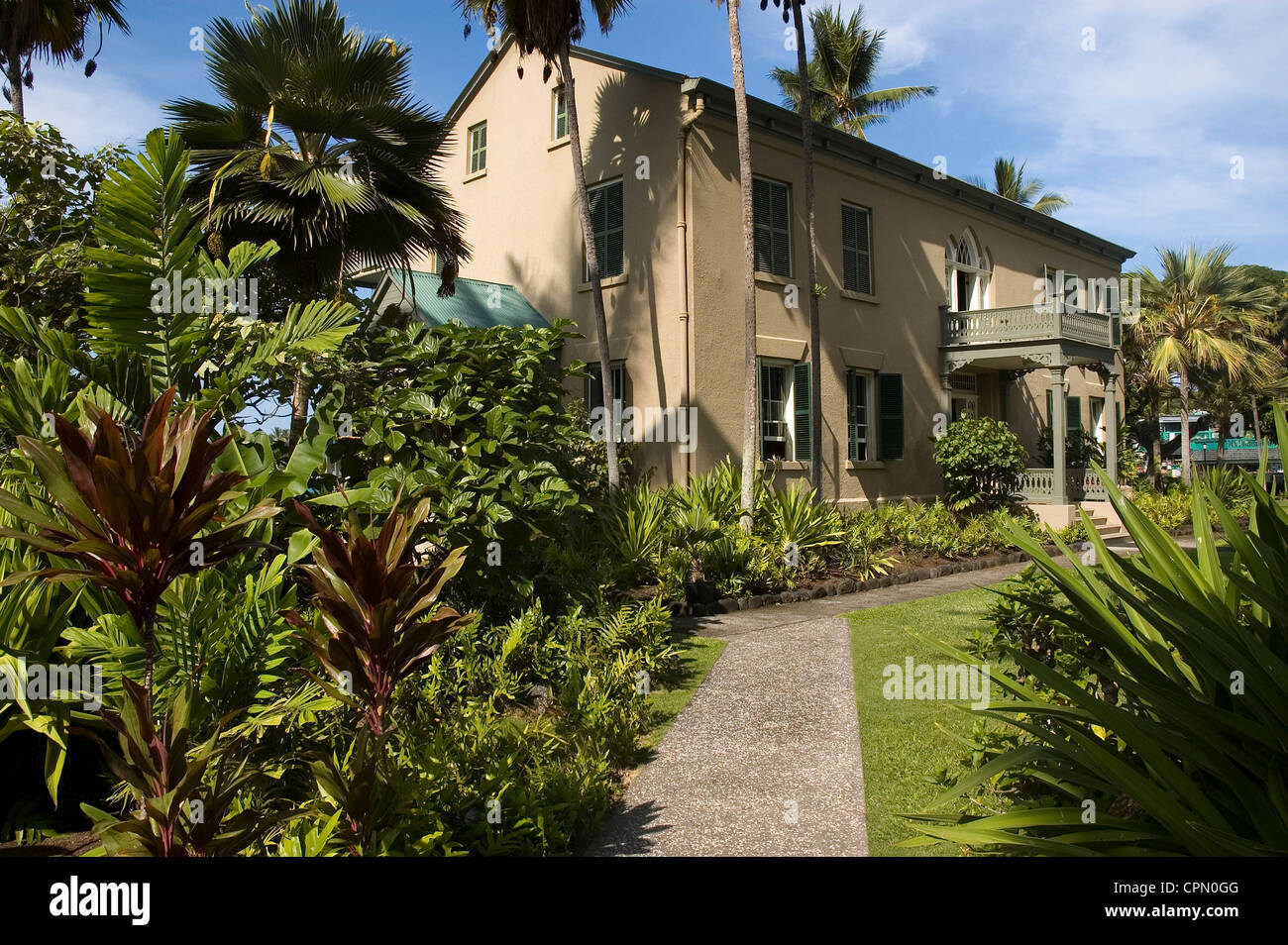 HI, Kailua-Kona, Hawaii Elk284-2892, Hulihee Palast, 1838 im Garten mit Palmen Stockfoto