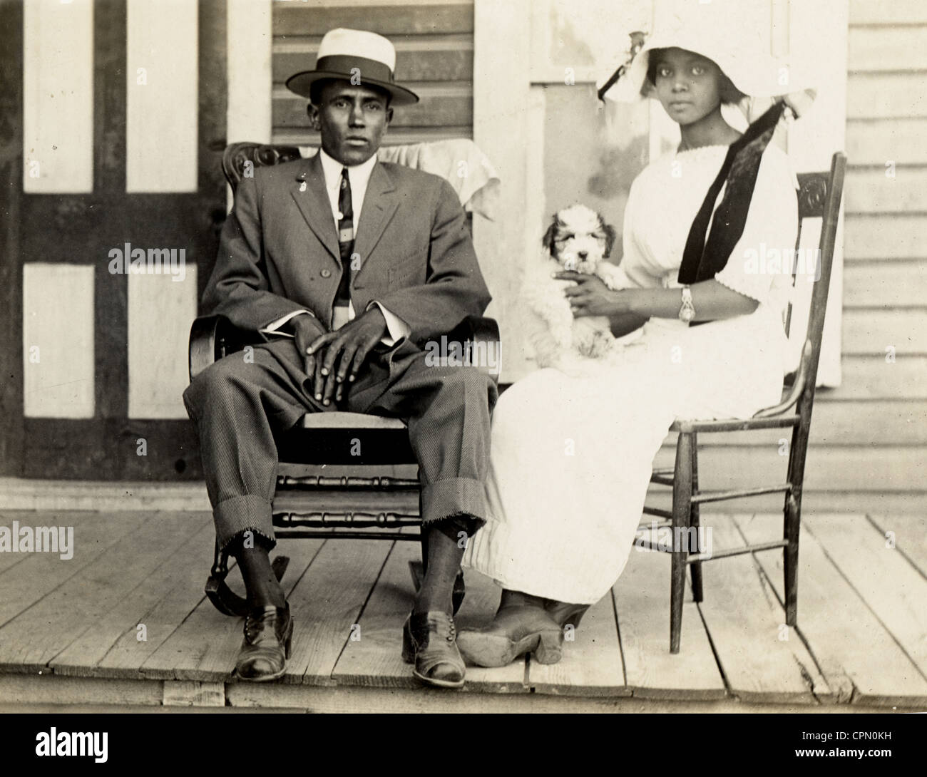 Attraktive & wohlhabenden afroamerikanischen paar mit Terrier Welpen Stockfoto