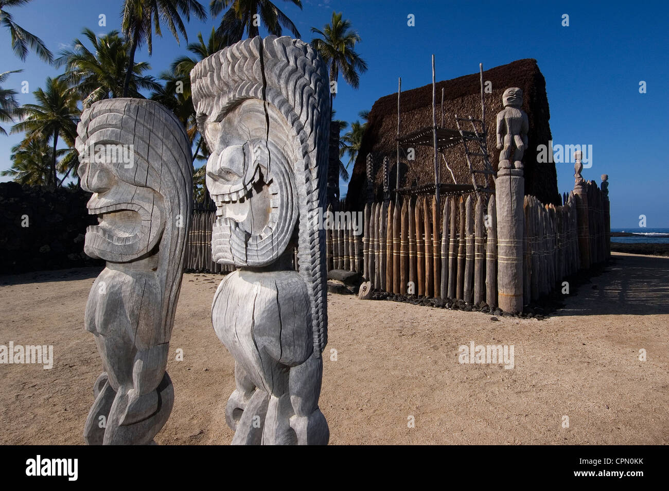 Elk284-3081 Hawaii, HI, Pu'uhonua O Honaunau NHP, Ort der Zuflucht, Kii-Figuren Stockfoto