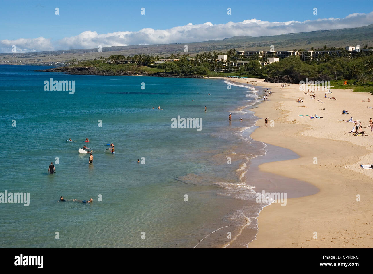 Elk284-3249 Hawaii, HI, Kohala Coast Hapuna Bay, Strand mit Menschen genießen das Wasser und Sand, Eigentumswohnungen in den Rücken Stockfoto
