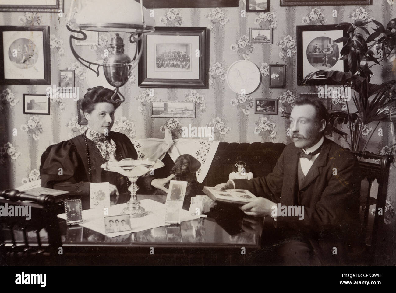 Richtige viktorianischen paar im Salon mit ihren Dackel Stockfoto