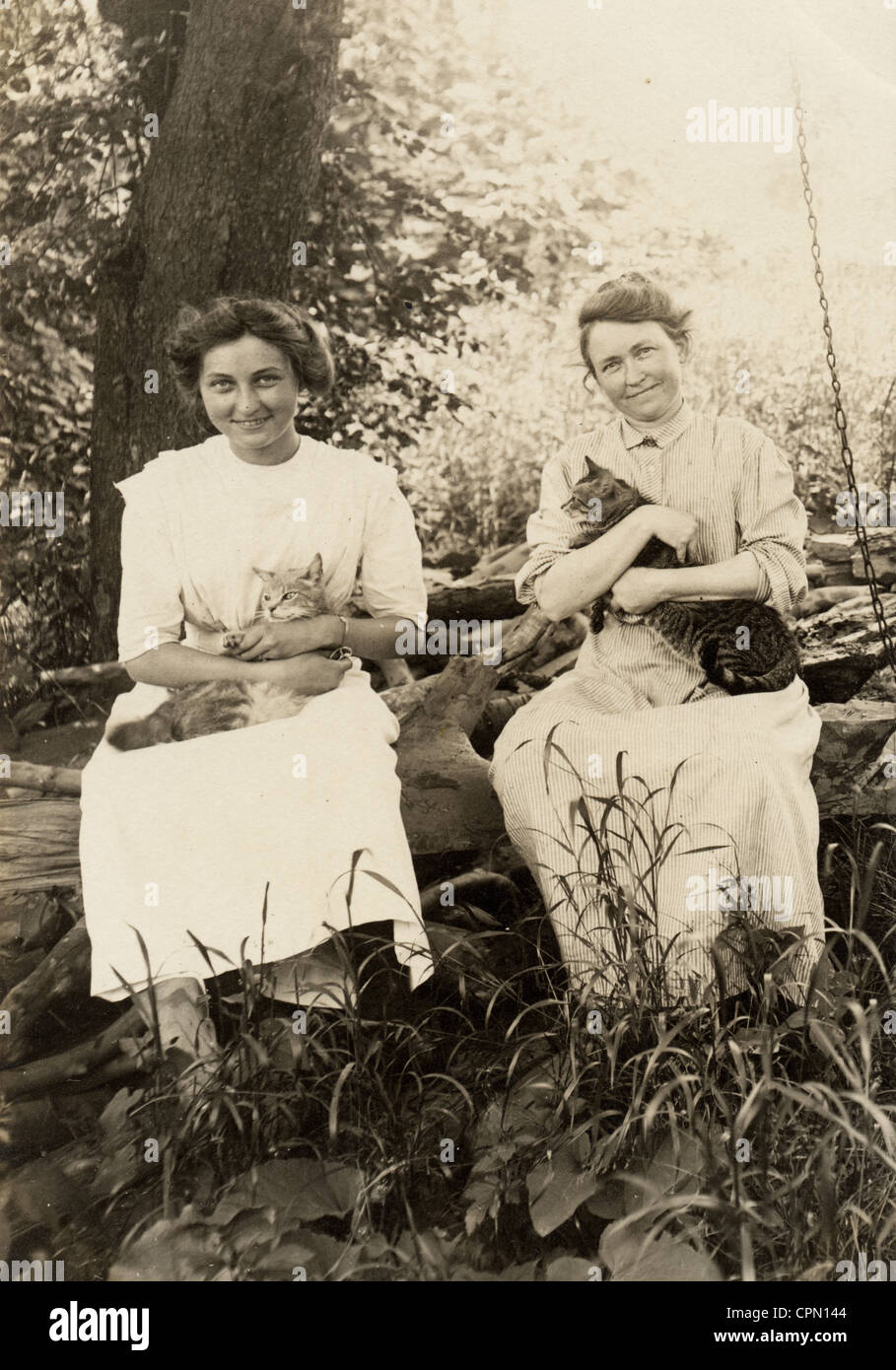 Mutter & Tochter draußen mit Katze Stockfoto