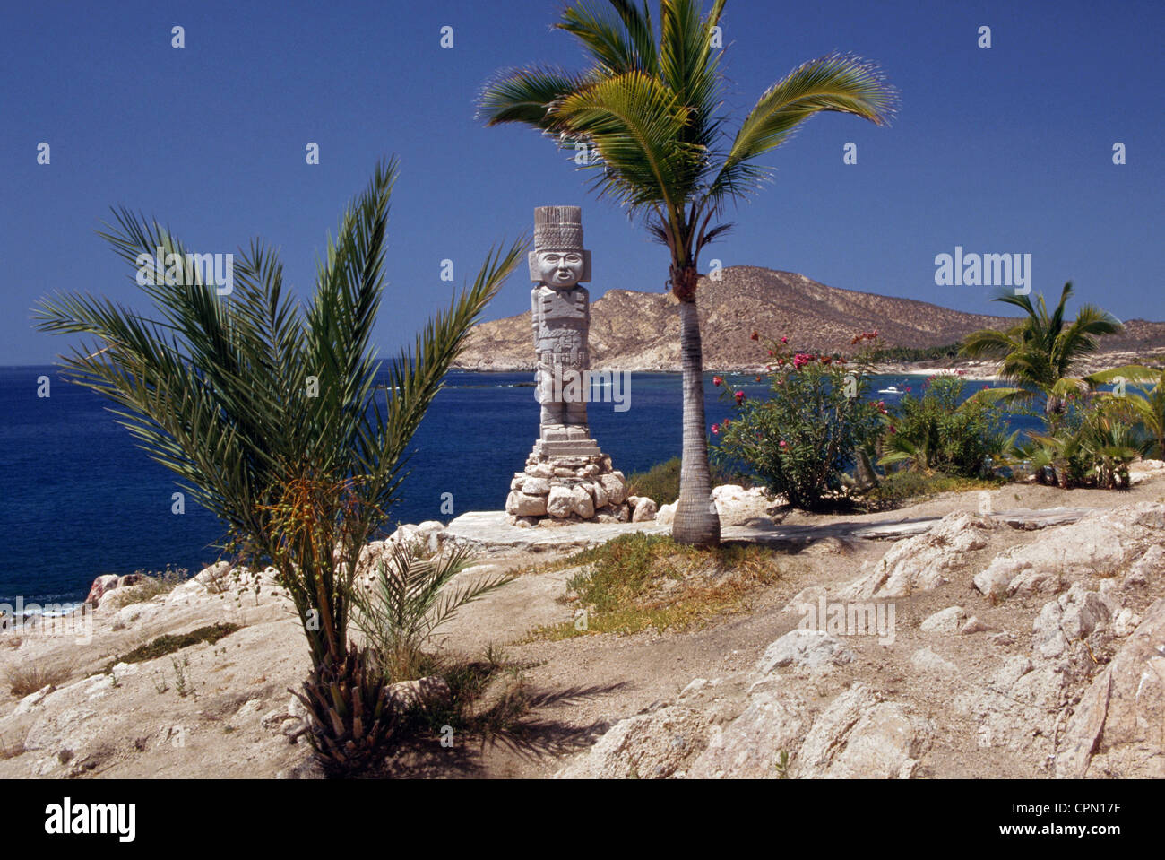 Ein einsamen Stein aztekischen Statue steht am Rande der See von Cortez im Resort Stadt von Cabo San Lucas auf der Halbinsel Baja California in Mexiko. Stockfoto