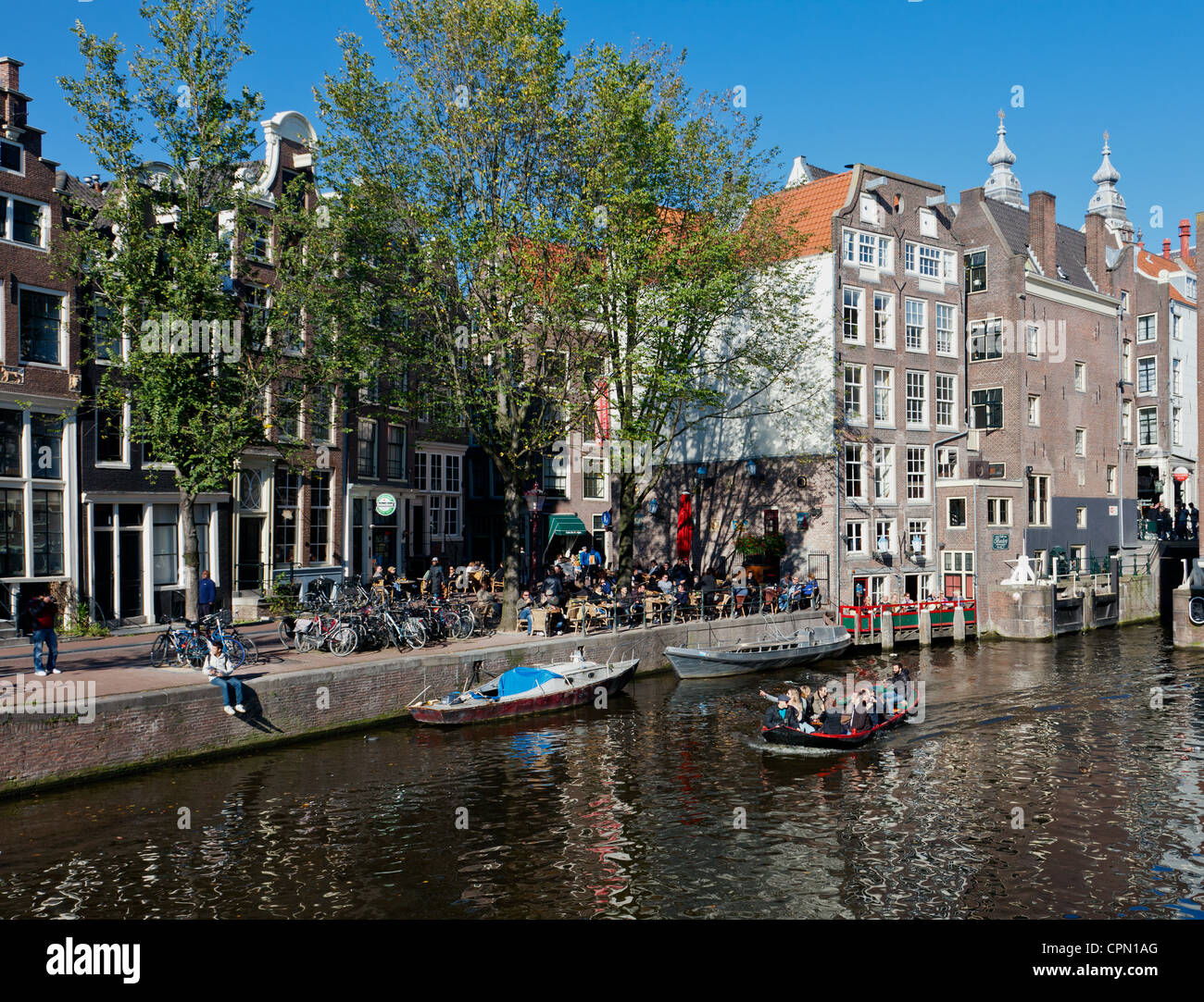 Sonntagnachmittag auf der Oudezijds Voorburgwal, einem beliebten Kanal in Amsterdams Altstadt. Stockfoto