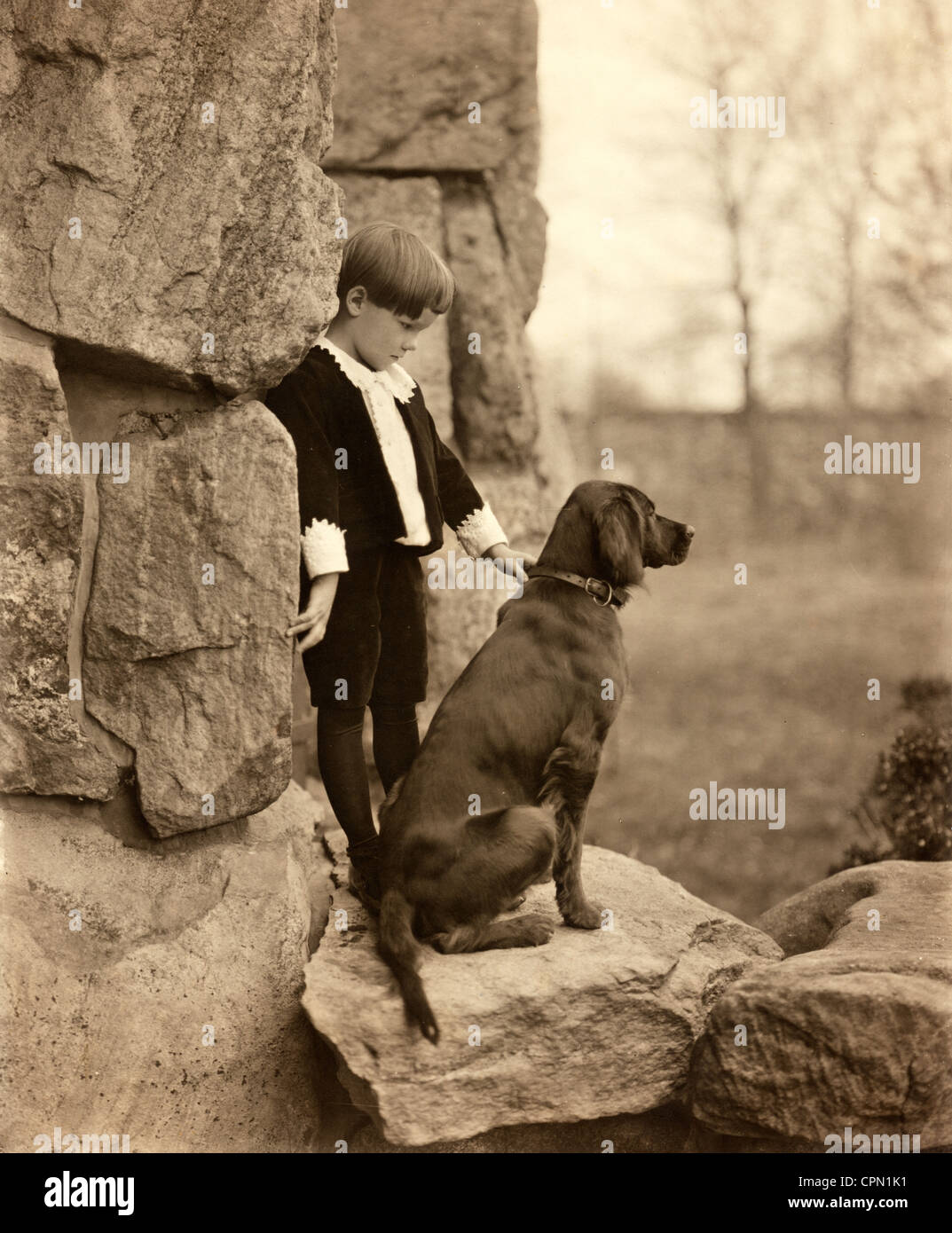 Wohlhabende junge mit Jagdhund auf den Felsen Stockfoto