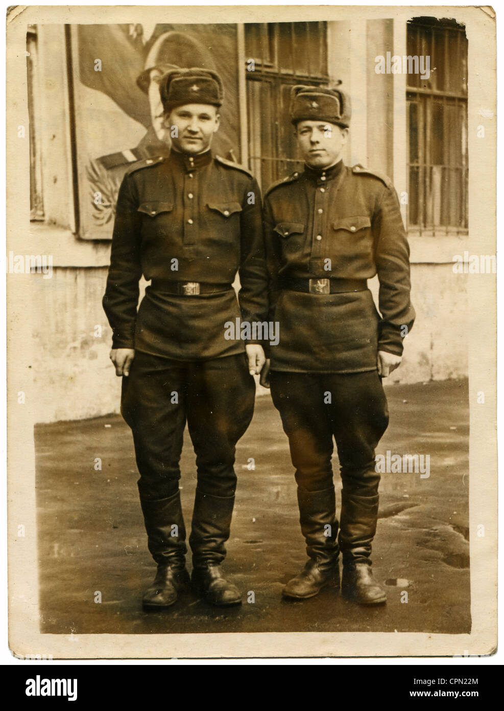 UdSSR - ca. 1959: Antikes Foto von zwei sowjetischen Soldaten gegen die Kaserne, der UdSSR, 1959 Stockfoto