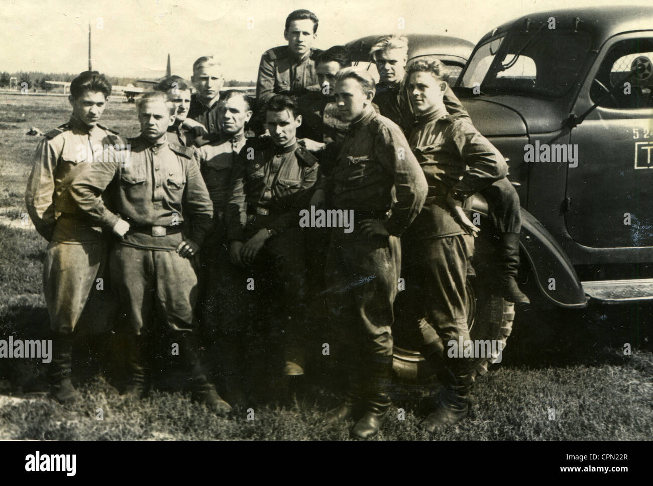 UdSSR - ca. 1958: Antikes Foto der Gruppe der sowjetischen Soldaten gegen den LKW, UdSSR, 1958 Stockfoto