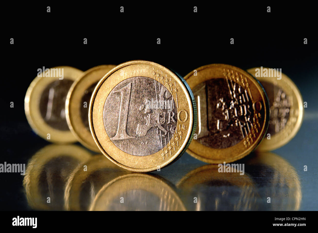 1-Euro-Münzen vor schwarzem Hintergrund Stockfoto