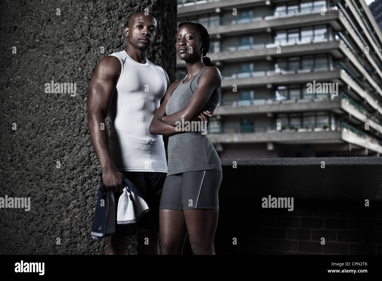 Mann und Frau im Fitness-Kleidung im urbanen Umfeld Stockfoto