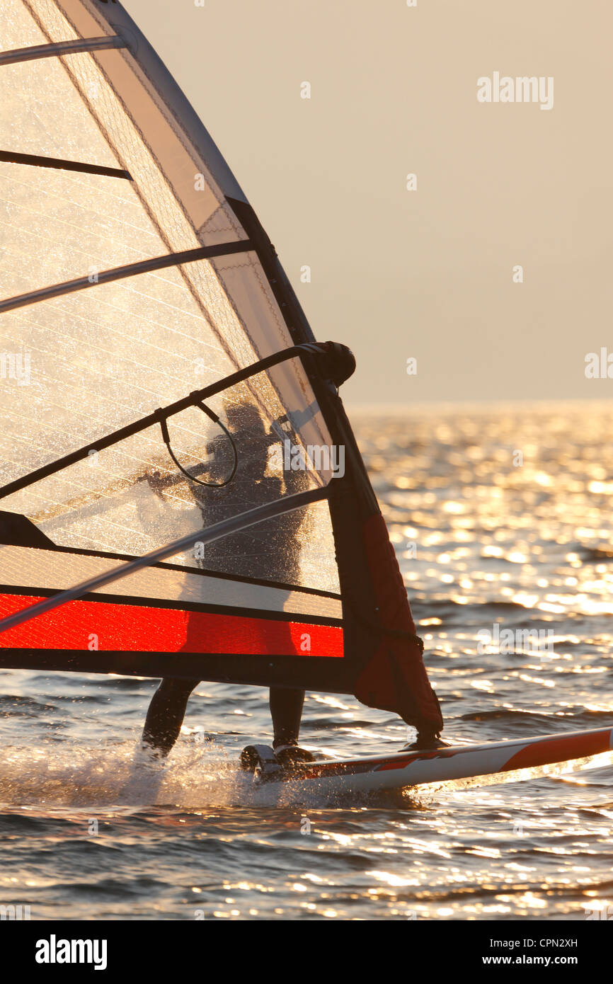 Windsurfen bei Sonnenuntergang Stockfoto