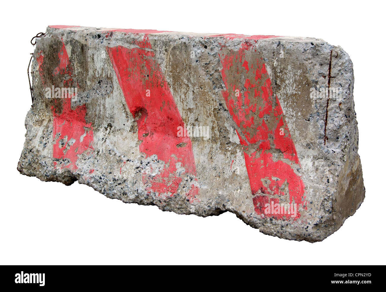 Rote und weiße Betonsperren blockieren die Straße. Isoliert auf weißem Hintergrund Stockfoto