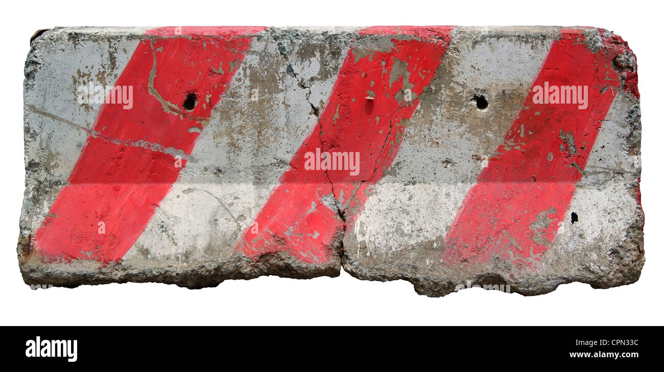 Rote und weiße Betonsperren blockieren die Straße. Isoliert auf weißem Hintergrund Stockfoto