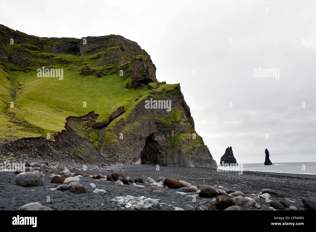 Säulenförmigen Basalt-Höhle und schwarzen Sandstrand, Vik, Vik, Island Stockfoto