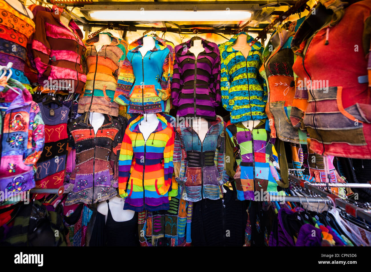 London Camden Lock Market Stall stall ethnischen Farbenfrohe bunte Damen Mädchen Frauen Strickjacken Pullover Jacken zip komprimiert Stockfoto
