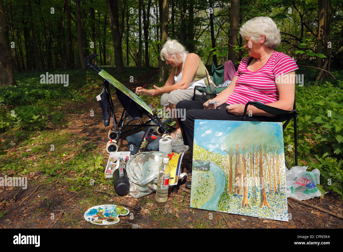 Ältere Damen Malen Wald Szene. Stockfoto